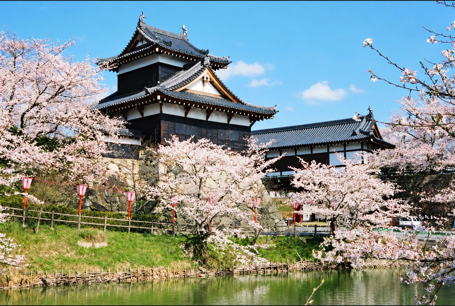 桜とお城、水辺の風景