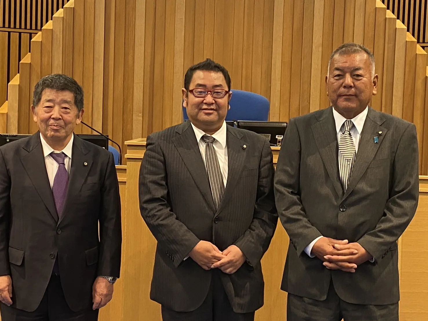 提供写真:政治活動の場での交流・記念撮影