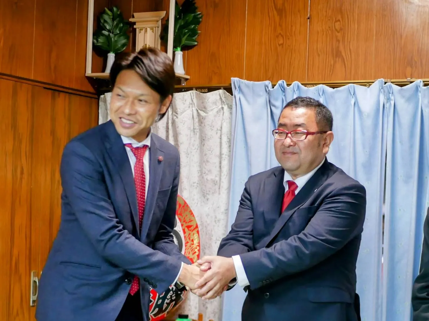 提供写真:政治活動の場での交流・記念撮影
