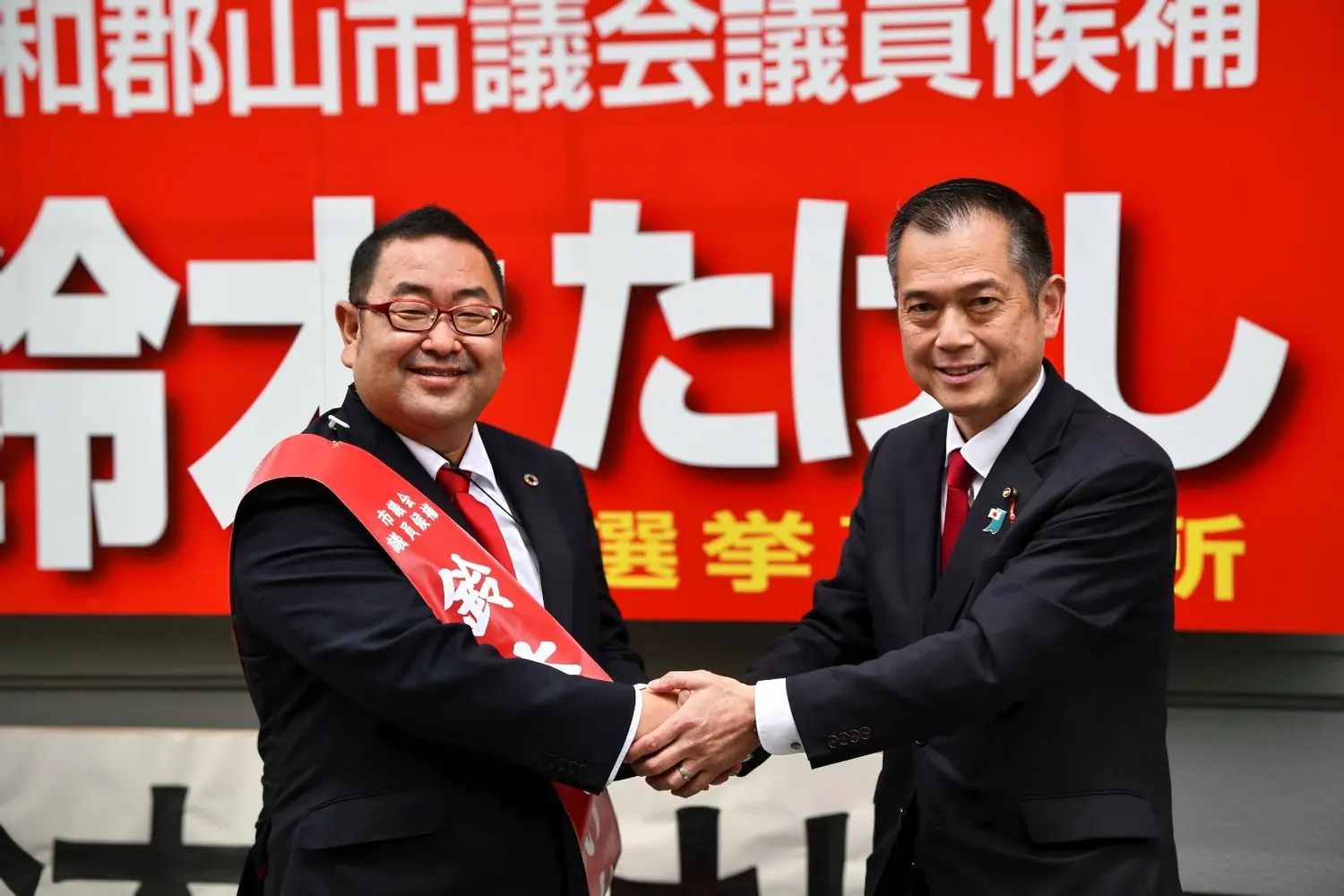 提供写真:政治活動の場での交流・記念撮影