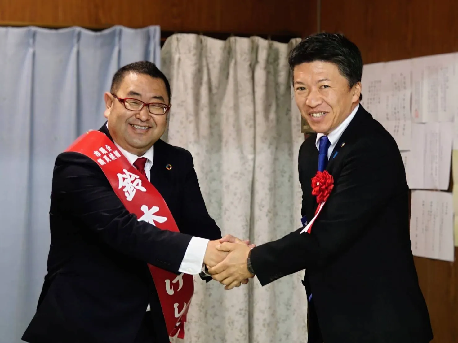 提供写真:政治活動の場での交流・記念撮影