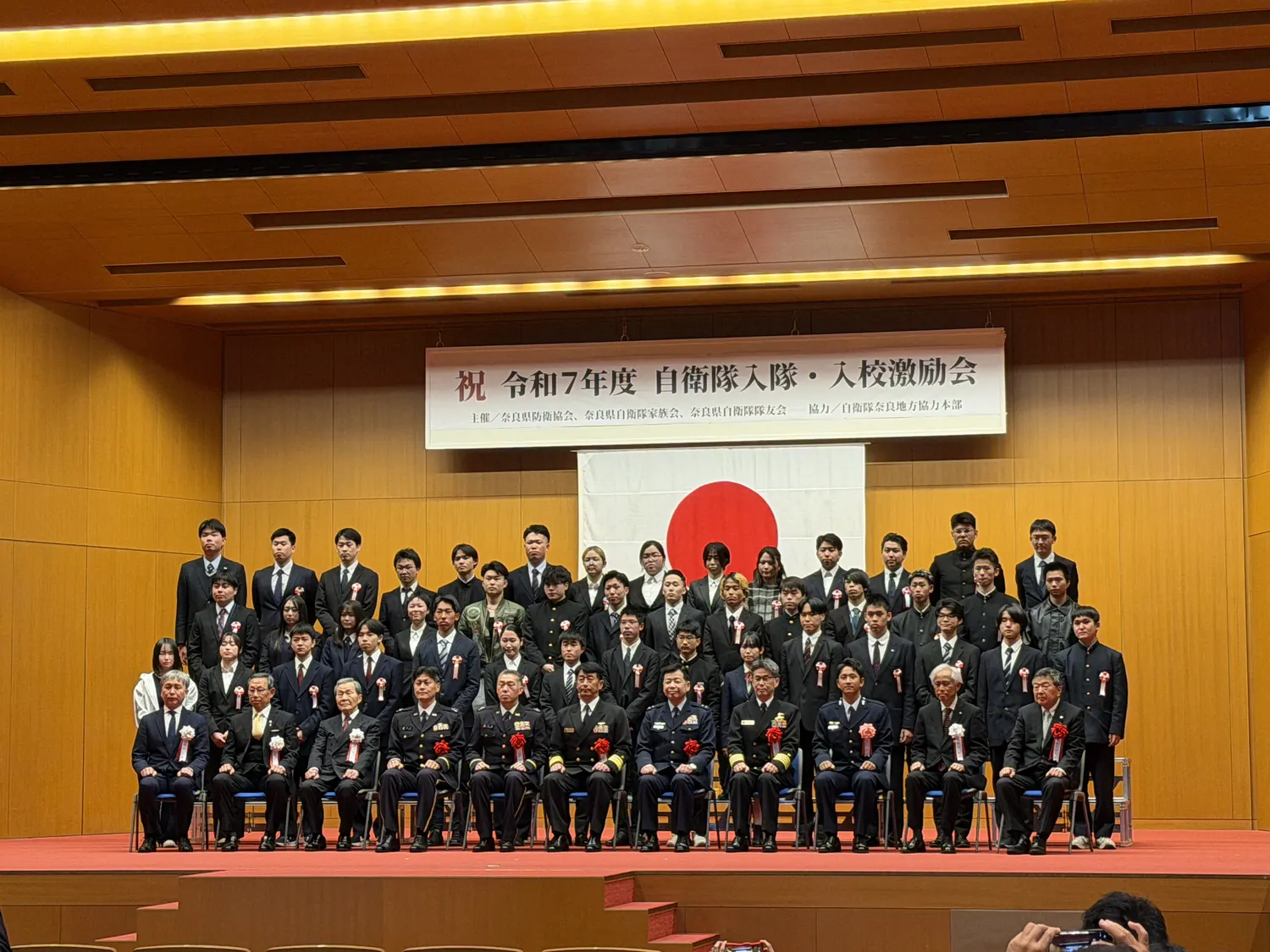 提供写真:政治活動の場での交流・記念撮影